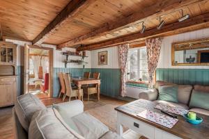 una sala de estar con un sofá y una mesa en KAL529-Virserum-Dala-5, en Virserum
