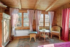 1 dormitorio con mesa, sillas y ventanas en KAL529-Virserum-Dala-5, en Virserum