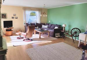 TV a/nebo společenská místnost v ubytování HAL599-Falkenberg-Villavaegen-9