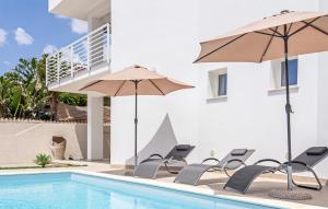 Swimmingpoolen hos eller tæt på Gorgeous Apartment In Marzamemi