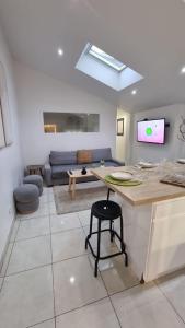 Et tv og/eller underholdning på NALAN Orrygeois, SPA, Sauna, Proche Asterix