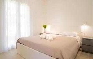 En eller flere senge i et værelse på Gorgeous Apartment In Marzamemi