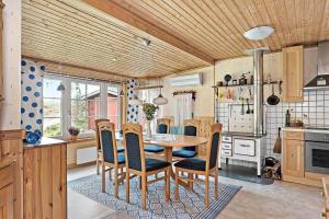 EnesboにあるVGO437-Svenljunga-Oersas-Holm-103のキッチン(ダイニングルームテーブル、椅子付)