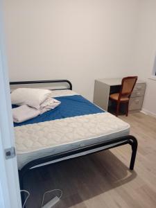Una cama en una habitación con un escritorio y una silla en A private room, en Evandale