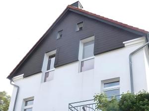 Ferienwohnung am Wall في سوست: مبنى أبيض بسقف أسود