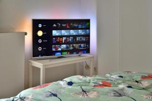 Ferienwohnung am Wall في سوست: غرفة نوم مع سرير وتلفزيون بشاشة مسطحة