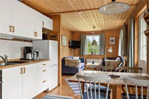 KRO431-Lidhult-Odensjoe-Torsborg-1 في Löckna: مطبخ وغرفة معيشة في منزل صغير +13 صورة