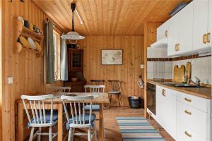 KRO431-Lidhult-Odensjoe-Torsborg-1 في Löckna: مطبخ وغرفة طعام مع طاولة وكراسي