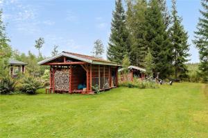 KRO431-Lidhult-Odensjoe-Torsborg-1 في Löckna: كابينة صغيرة في ساحة عشبية مع الأشجار