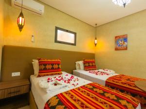 Una cama o camas en una habitación de RIAD REDWAN 278 fotos más