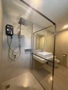 een badkamer met een wastafel en een toilet bij Hidden Haven Resort Koh Lanta in Ko Bu Bu +12 foto's