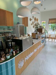 een keuken met een aanrecht in een restaurant bij Hidden Haven Resort Koh Lanta in Ko Bu Bu