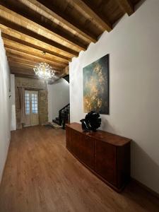 ein Wohnzimmer mit einem Wandgemälde in der Unterkunft Eucalyptus - Élégance près du circuit de Nogaro in Manciet