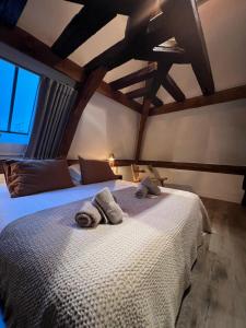 Un dormitorio con una cama grande con toallas. en Le Laurencin Sens - L Authentique - Cœur de ville, en Sens