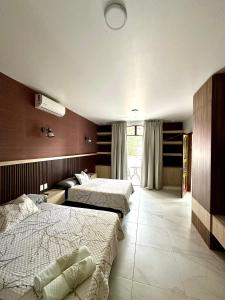 een hotelkamer met twee bedden en een raam bij Paraje La Huerta in Oaxaca City