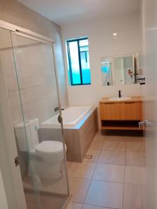 Un baño con bañera, inodoro y lavabo. en A private room, en Evandale