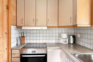 Kuchyň nebo kuchyňský kout v ubytování BLE597-Soelvesborg-Aeskemovaegen-26