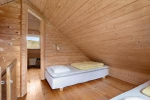 Postel nebo postele na pokoji v ubytování BLE597-Soelvesborg-Aeskemovaegen-26