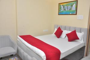 Ένα ή περισσότερα κρεβάτια σε δωμάτιο στο Vrindavan Hotel