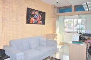 Χώρος καθιστικού στο Vrindavan Hotel