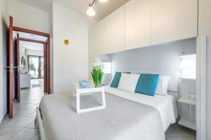 una camera da letto con un letto e un tavolo sopra di Casa Clà a Villasimius