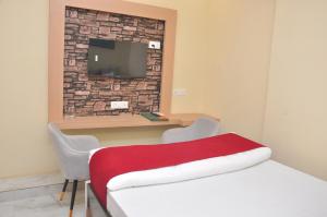 Μια τηλεόραση ή/και κέντρο ψυχαγωγίας στο Vrindavan Hotel +27 φωτογραφίες