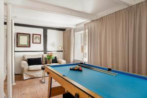 uma sala de estar com uma mesa de sinuca e um sofá em SKA694-Hoeganaes-Hustoftavaegen-95 em Höganäs