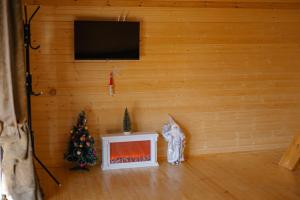 Una televisión o centro de entretenimiento en Peak cottage Kazbegi