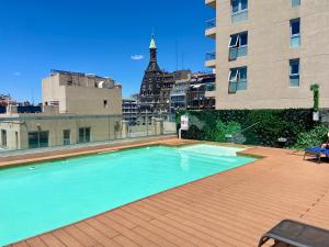 een zwembad op het dak van een gebouw bij Centro Histórico Apart I in Buenos Aires