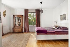 a bedroom with a bed and a window at OGO781-Mjoelby-Norrby-Naesloesegard-1 in Mjölby