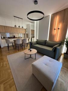 una sala de estar con un sofá y una mesa en Apartman La Campanella 2, en Vrnjačka Banja