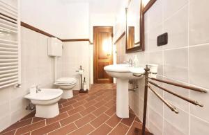 a bathroom with two toilets and a sink at Agriturismo Casa Olinto in Sarteano