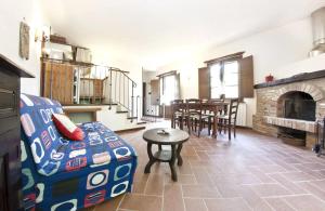 a living room with a couch and a fireplace at Agriturismo Casa Olinto in Sarteano