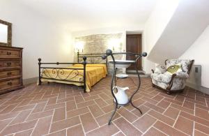 a bedroom with a bed and a chair at Agriturismo Casa Olinto in Sarteano