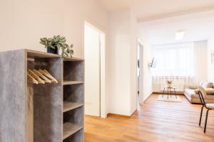 ein Wohnzimmer mit einem großen grauen Bücherregal in der Unterkunft Weisser Ochsen - smart living by corents in Schwäbisch Gmünd