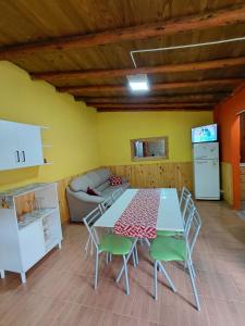 eine Küche und ein Esszimmer mit Tisch und Stühlen in der Unterkunft El Rinconcito in El Bolsón
