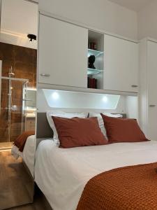 ein Schlafzimmer mit einem großen weißen Bett mit roten Kissen in der Unterkunft Le Laurencin Sens - La Verrière - Cœur de ville in Sens