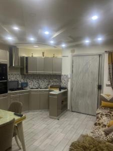 eine Küche mit Schiebetür in einem Zimmer in der Unterkunft Lotiss in Monastir