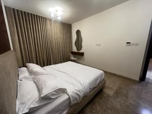Giường trong phòng chung tại Mazaya VIP Stay +17 ảnh