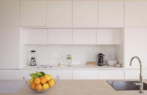 eine Schale Obst auf einer Theke in einer Küche in der Unterkunft Historic Villa Overlooking Scopello Sea Stacks in Castellammare del Golfo