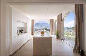 eine Küche mit einer Theke und einem großen Fenster in der Unterkunft Historic Villa Overlooking Scopello Sea Stacks in Castellammare del Golfo