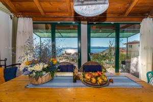 ein Tisch mit einem Korb voller Obst und Blumen darauf in der Unterkunft Apartments Peric in Igrane