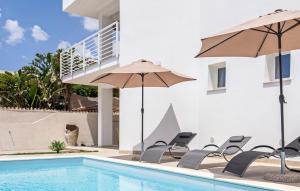 Swimmingpoolen hos eller tæt på Stunning Apartment In Marzamemi With Wifi