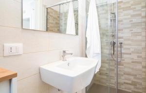 Et badeværelse på Stunning Apartment In Marzamemi With Wifi