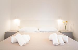 En eller flere senge i et værelse på Stunning Apartment In Marzamemi With Wifi + 7 billeder