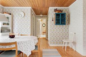 uma sala de jantar com uma mesa e uma janela azul em KRO084-Linneryd-Skogsholm-Skogsryd em Sandvik mais 14 fotografias