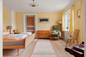 um quarto com uma cama, uma escrivaninha e uma cadeira em KRO084-Linneryd-Skogsholm-Skogsryd em Sandvik