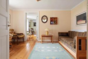 uma sala de estar com um sofá e uma mesa em KRO084-Linneryd-Skogsholm-Skogsryd em Sandvik