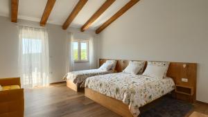 En eller flere senge i et værelse på Rustic villa Kave with wellness in Groznjan + 47 billeder