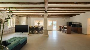 Et tv og/eller underholdning på Rustic villa Kave with wellness in Groznjan